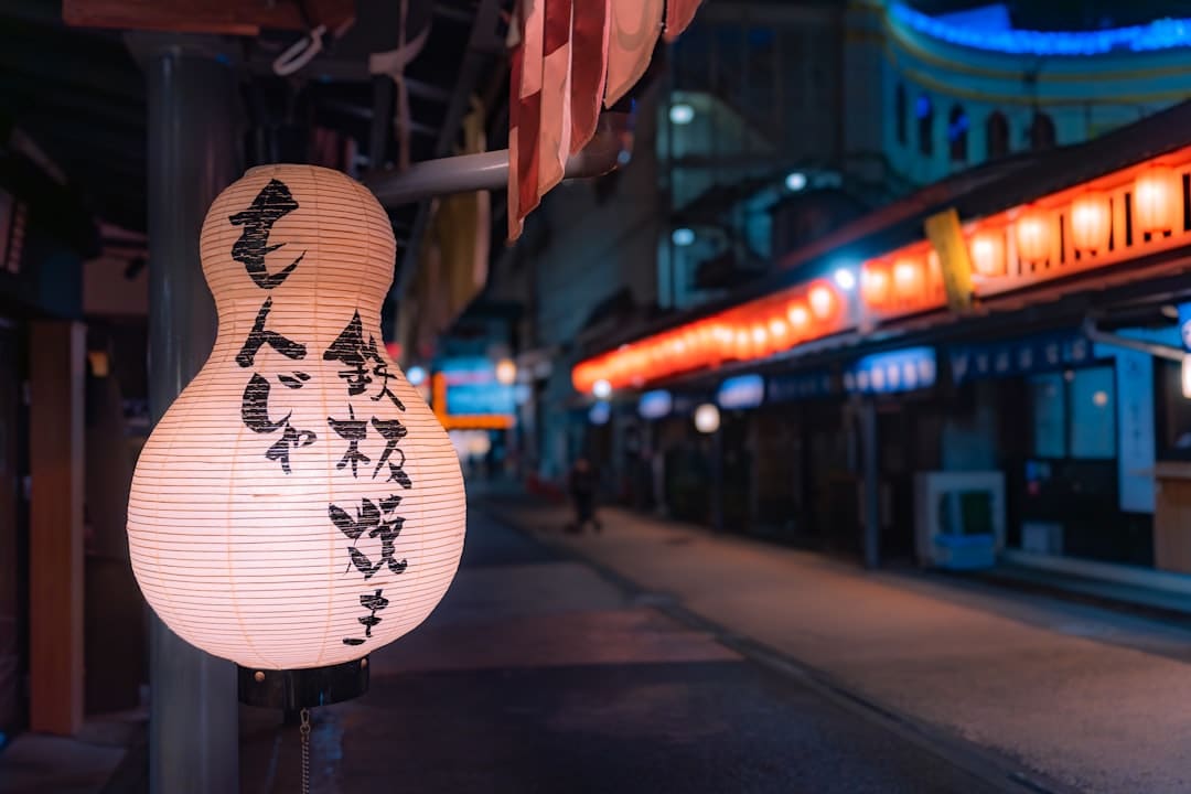 韩国男团成员遭受粉丝过度身体触摸 现场一片紊乱